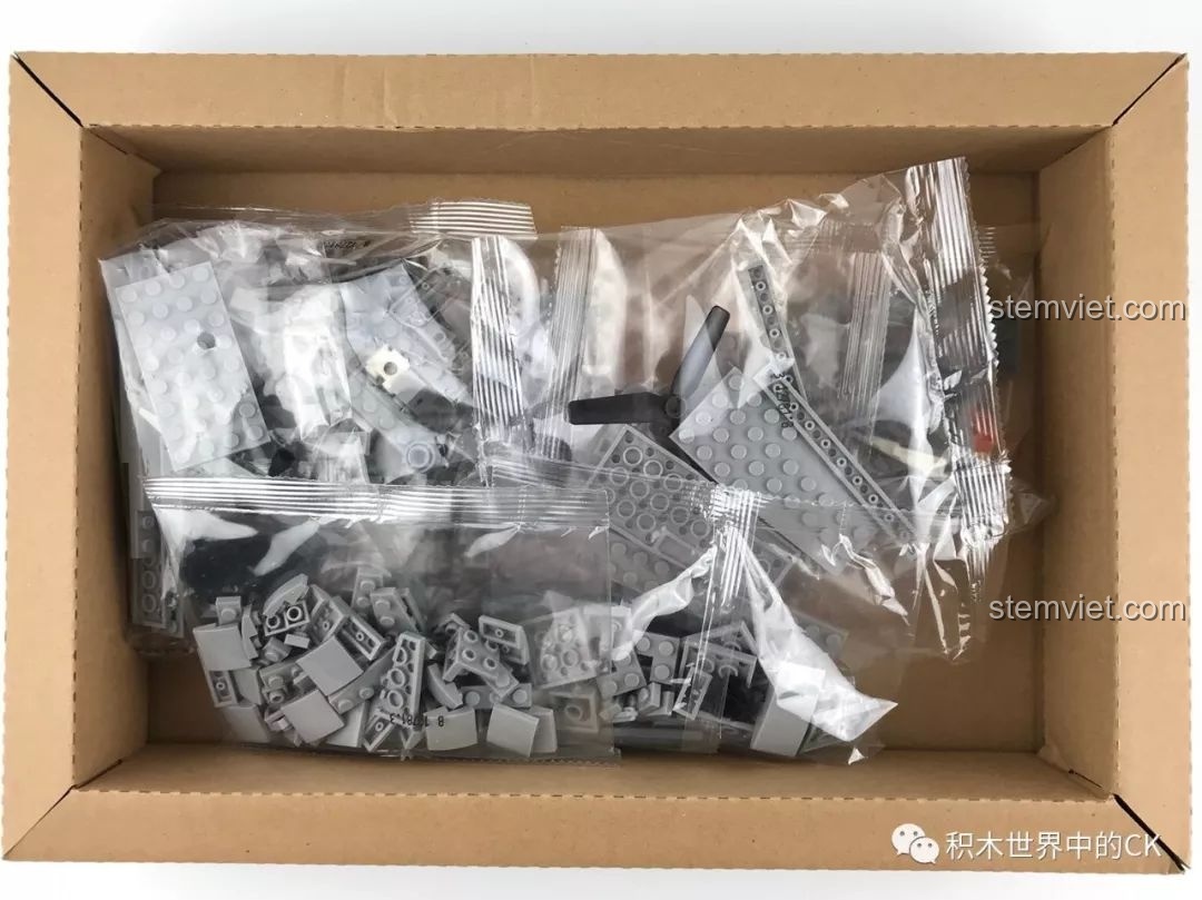 Bên trong hộp bộ lắp ráp Sembo 12781 là các túi nhựa chứa 432 mảnh ghép màu xám chủ đạo.