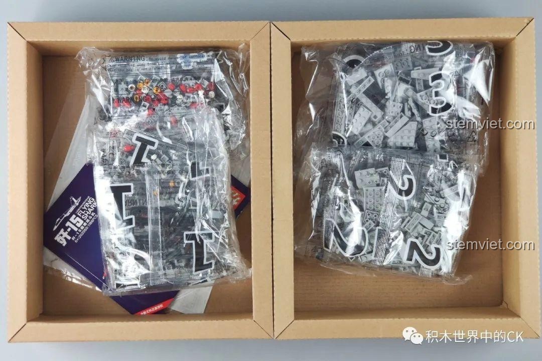 Mở hộp SEMBO 202055, bên trong có hai hộp carton nhỏ chứa các túi chi tiết, được sắp xếp gọn gàng.