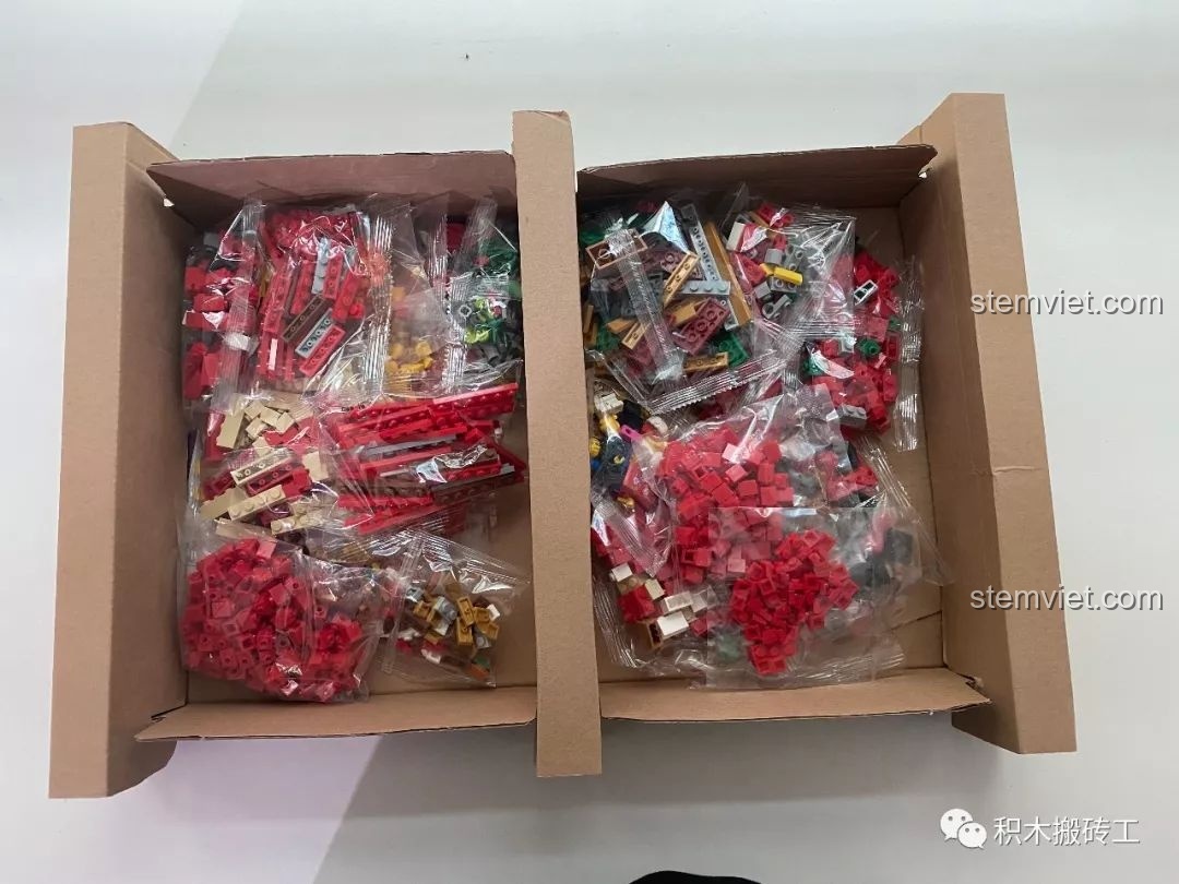 Bên trong hộp bộ xếp hình Sách Lắp Ráp Tết Nguyên Đán được chia làm hai ngăn chứa đầy các túi gạch.