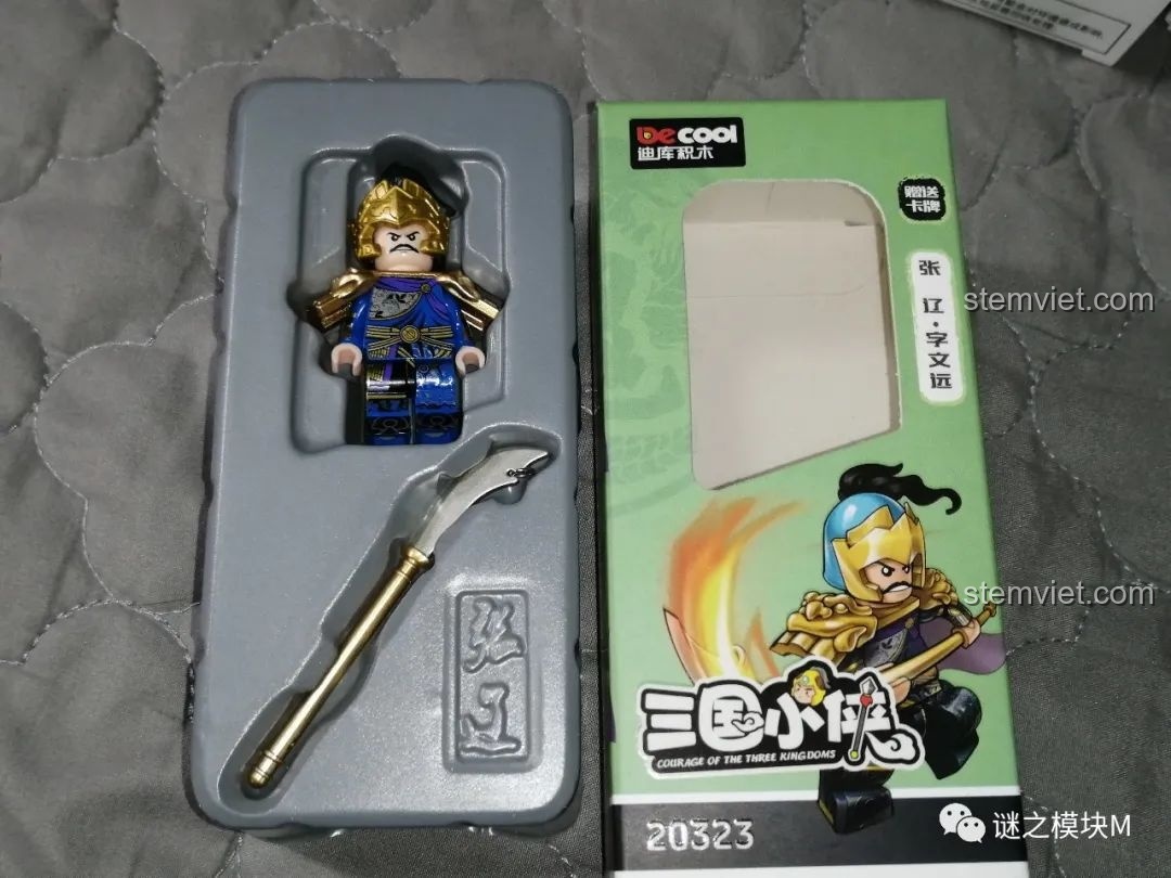 Cận cảnh một hộp minifigure DECOOL 20313-24 chưa mở, cho thấy nhân vật Trương Liêu và vũ khí được đặt trong khay nhựa.