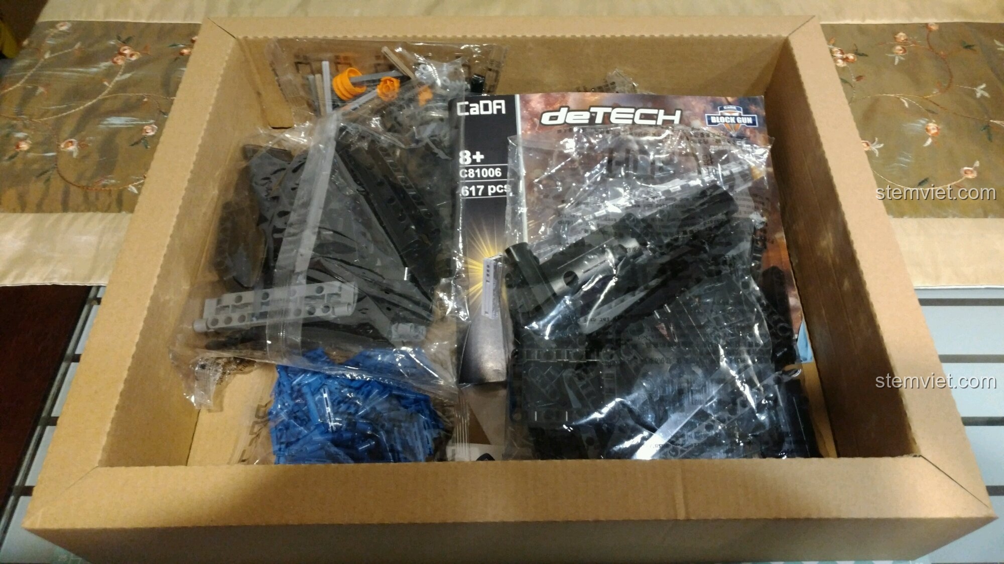 Bên trong hộp mô hình súng MP5 huyền thoại trong game cho con trai trên 8 tuổi, các túi chi tiết được xếp gọn gàng.