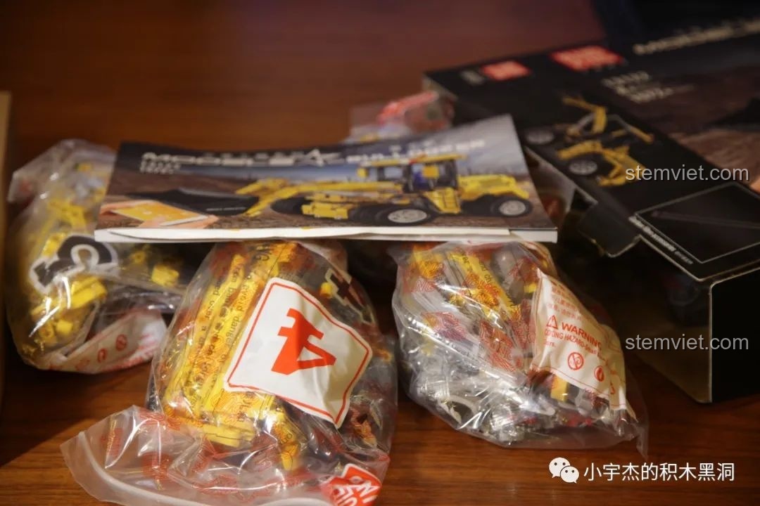 Bên trong hộp Mould King 13122 với sách hướng dẫn và các túi chi tiết được sắp xếp gọn gàng, sẵn sàng cho việc lắp ráp.