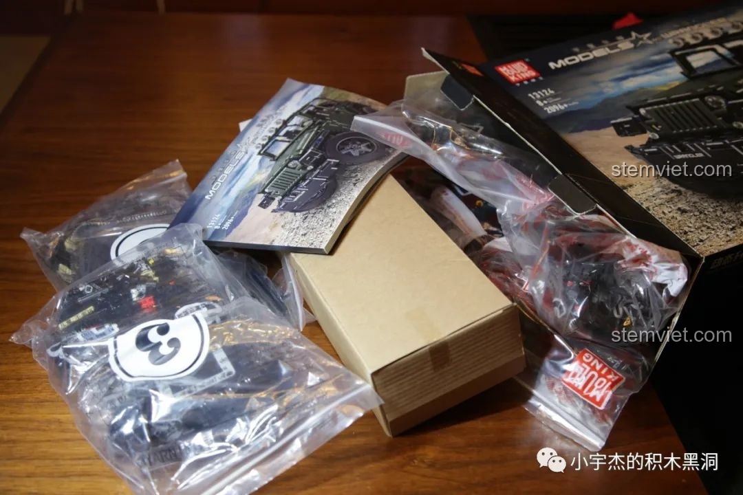 Mở hộp bộ lắp ráp Xe off-road Wrangler, để lộ các túi chi tiết và sách hướng dẫn bên trong.