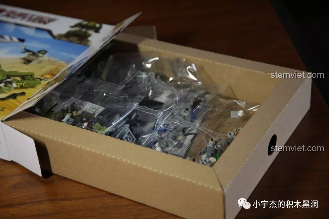 Bên trong hộp Panlos 631004A với các túi chi tiết nhựa được niêm phong cẩn thận.