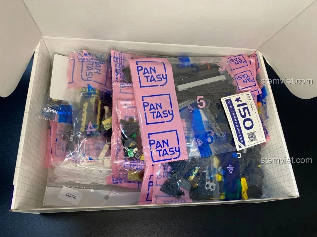 Bên trong hộp đồ chơi lắp ráp Pantasy 61008 Tivi Cổ Điển, chứa nhiều túi linh kiện và sách hướng dẫn.