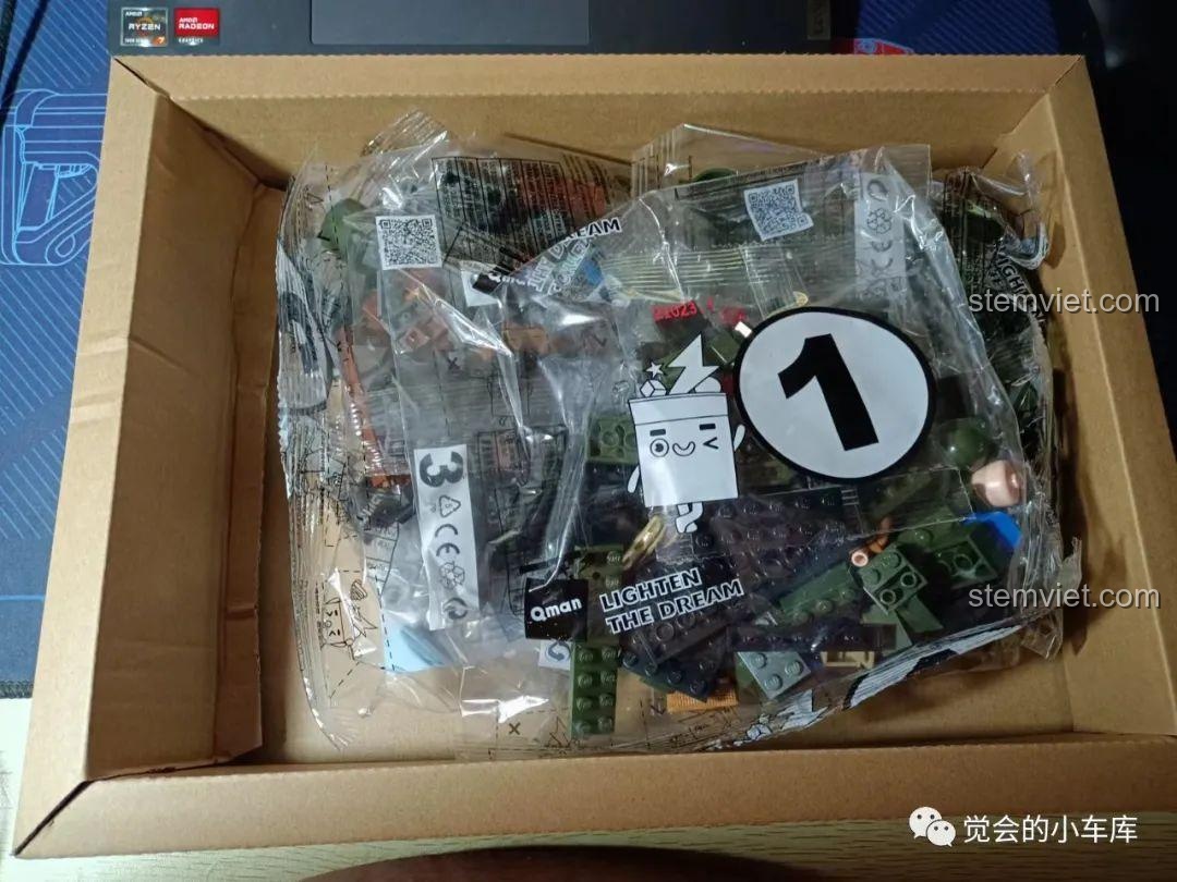 Bên trong hộp QMAN 21023 là một hộp carton phụ chứa các túi chi tiết, giúp bảo vệ các mảnh ghép tốt hơn.