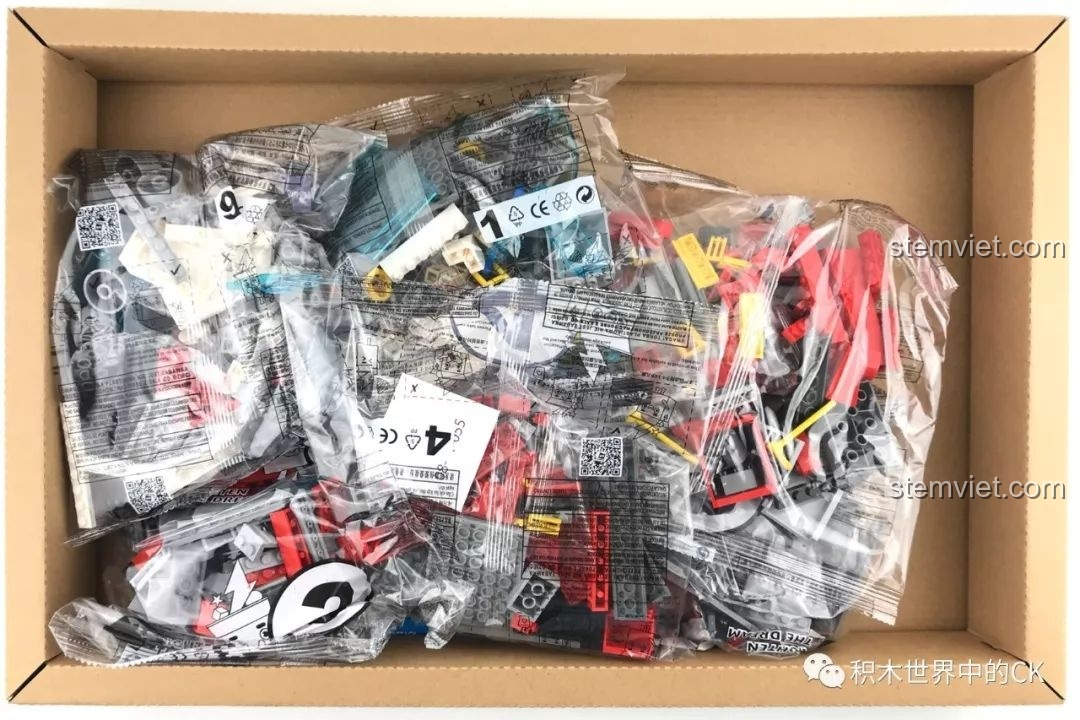 Bên trong hộp bộ lắp ráp Phương tiện cứu hộ sân bay QMAN 2809 với nhiều túi chi tiết nhựa.