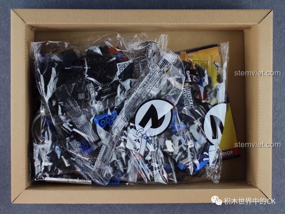 Bên trong hộp đồ chơi QMAN 3302 là các túi mảnh ghép được niêm phong cẩn thận, đảm bảo không thiếu chi tiết nào.