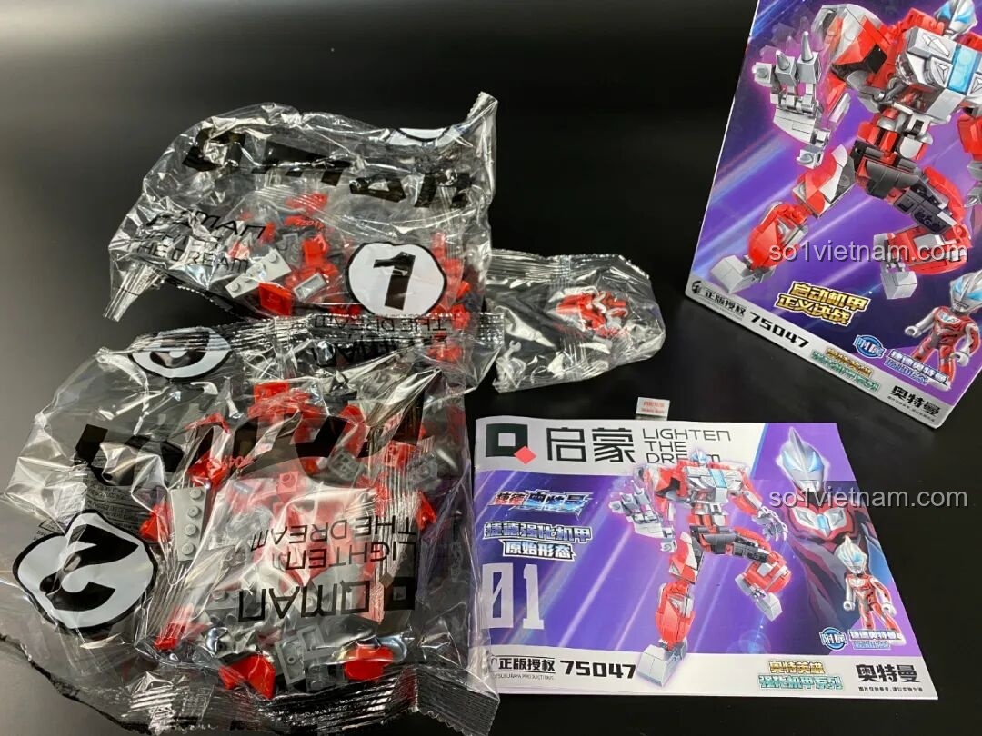 Bên trong hộp Qman 75047 Ultraman Geed, gồm các túi chi tiết được đánh số và sách hướng dẫn lắp ráp.