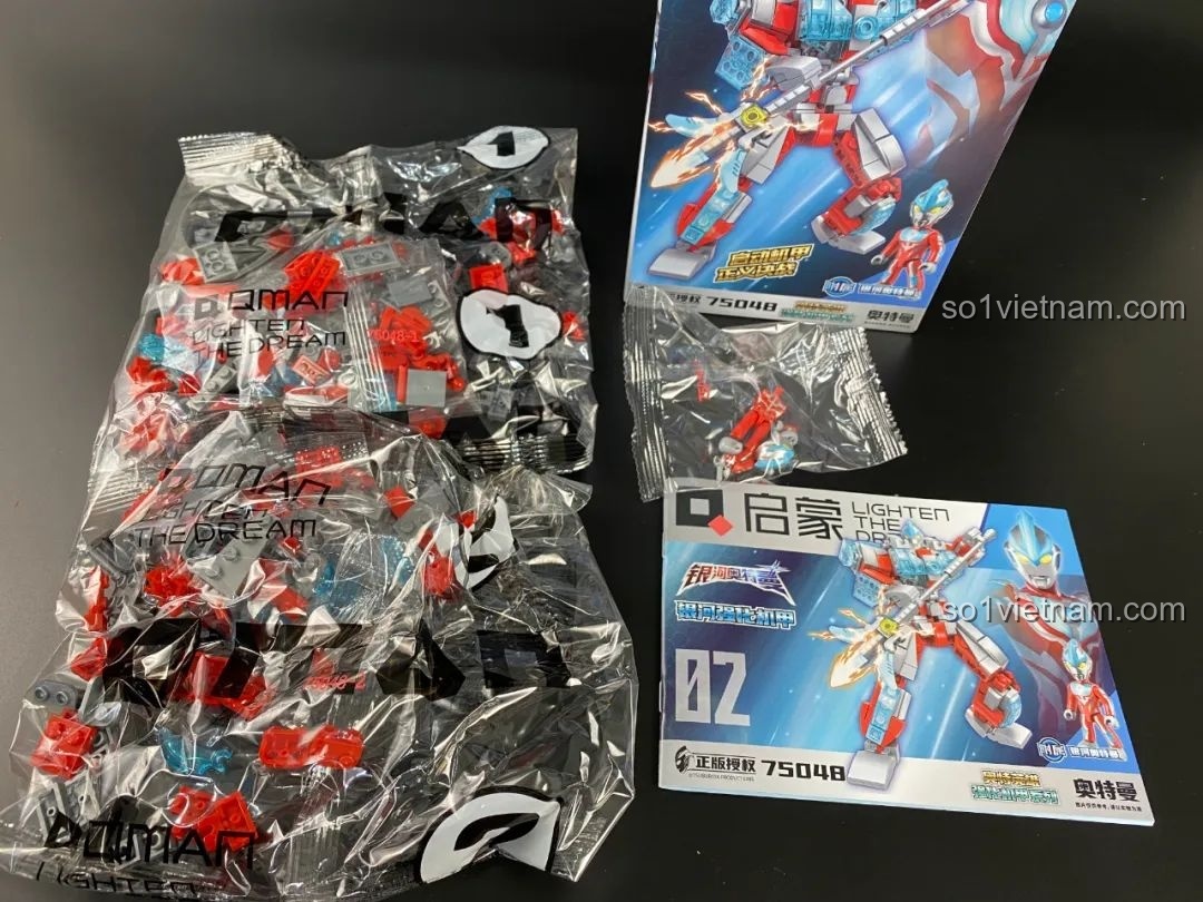 Bên trong hộp Qman 75048 Ultraman Ginga, gồm các túi chi tiết và sách hướng dẫn lắp ráp.