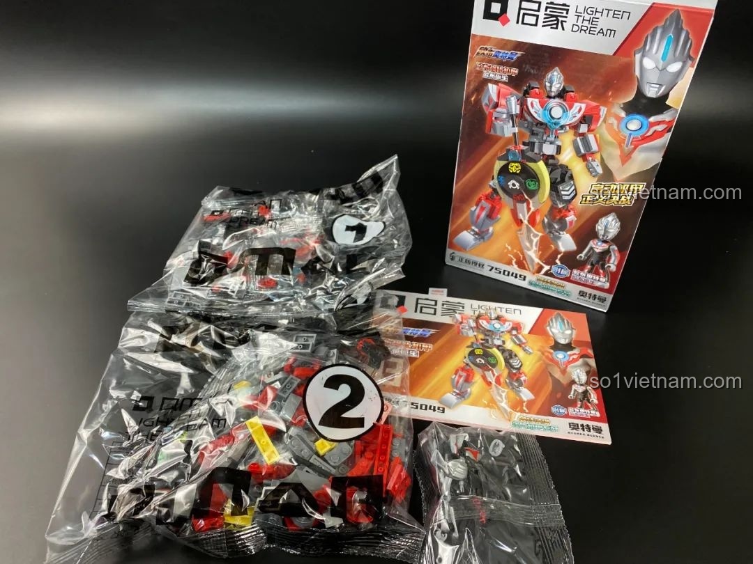 Bên trong hộp Qman 75049 Ultraman Orb Origin, gồm các túi chi tiết và sách hướng dẫn lắp ráp.