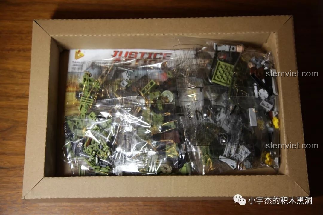 Bên trong hộp đồ chơi mô hình Panlos Brick 631004D với các túi chi tiết và sách hướng dẫn lắp ráp.