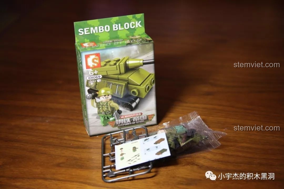 Hộp và các chi tiết của bộ lắp ráp xe tăng mini SEMBO 101059 M10 Wolverine, một mẫu xe tăng歼击车 của Mỹ.