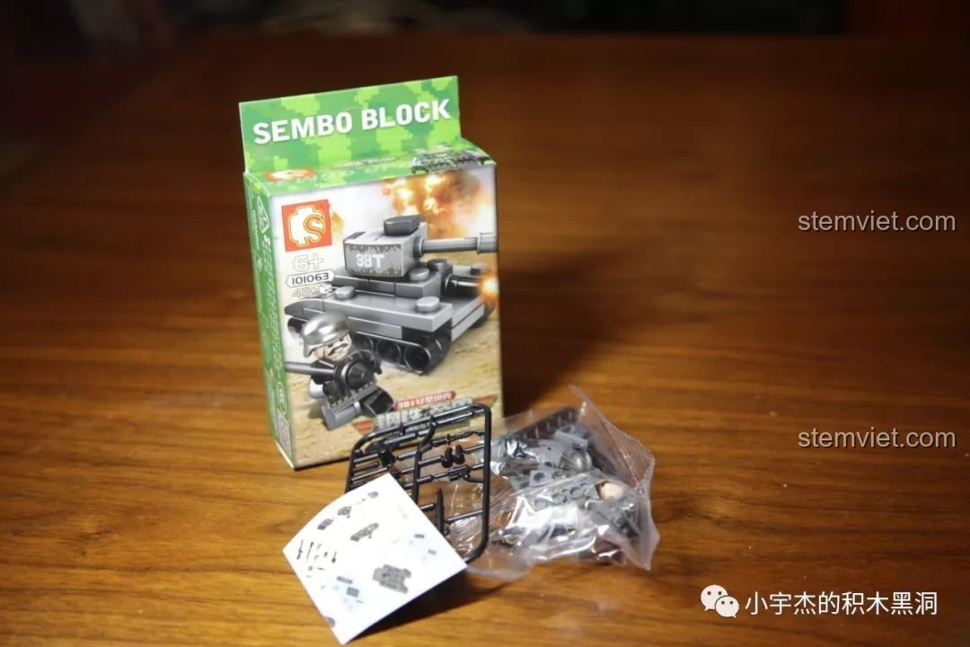 Mở hộp bộ lắp ráp xe tăng mini SEMBO 101063 38t thuộc series Đế Chế Thép, gồm các túi chi tiết và giấy hướng dẫn.