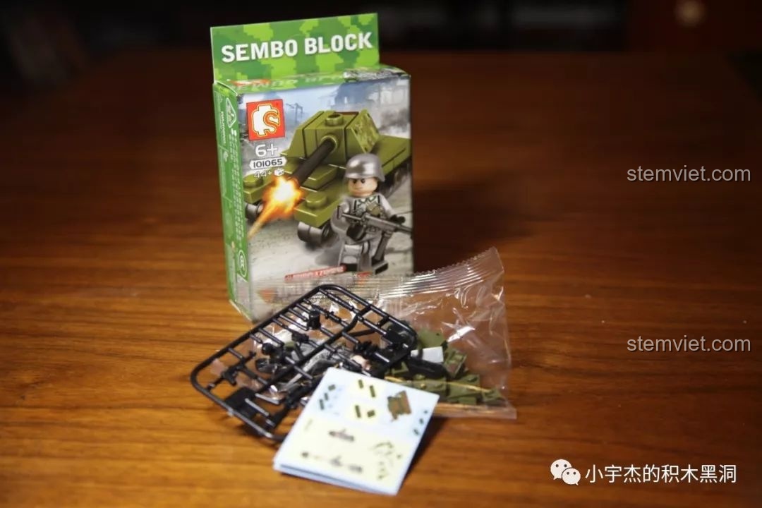 Hộp và các chi tiết chưa lắp ráp của bộ xe tăng mini SEMBO 101065 Panzer II, sẵn sàng cho việc lắp ráp.