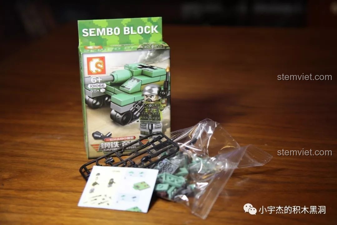 Hộp và các chi tiết của bộ lắp ráp pháo tự hành mini SEMBO 101066 StuG III, một mẫu xe tăng được yêu thích.