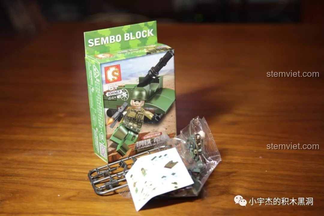 Hộp và các chi tiết của bộ lắp ráp pháo tự hành mini SEMBO 101067 M7 Priest của quân đội Mỹ.