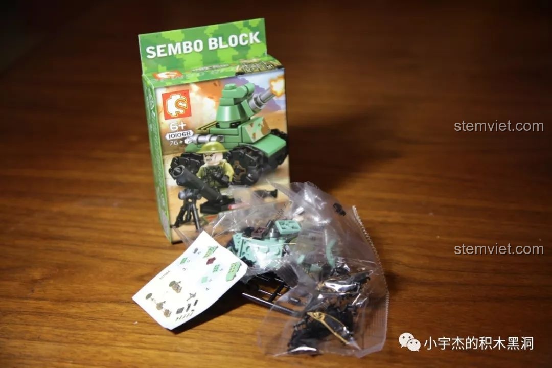 Hộp và các chi tiết của bộ lắp ráp xe tăng mini SEMBO 101068 Renault FT-17, một mẫu xe tăng lịch sử.