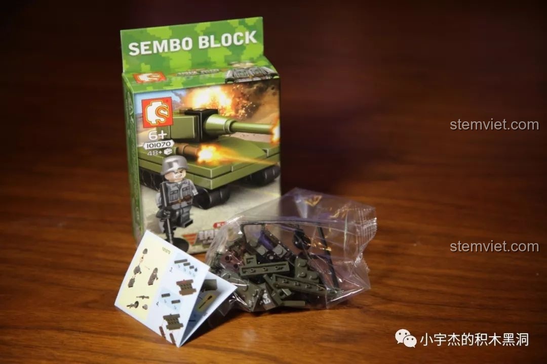Hộp và các chi tiết của bộ lắp ráp xe tăng mini SEMBO 101070 KV-1, mẫu xe tăng hạng nặng của Liên Xô.