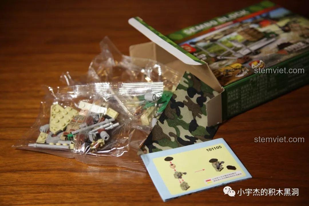 Mở hộp bộ lắp ráp Trại lính dã chiến 101105, bên trong có các túi chi tiết, tấm vải và sách hướng dẫn.
