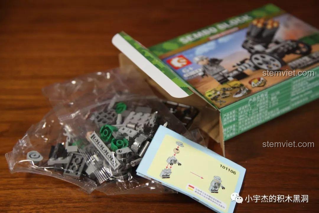 Mở hộp bộ đồ chơi Pháo phản lực 101106, thấy rõ các túi chi tiết và sách hướng dẫn lắp ráp bên trong.