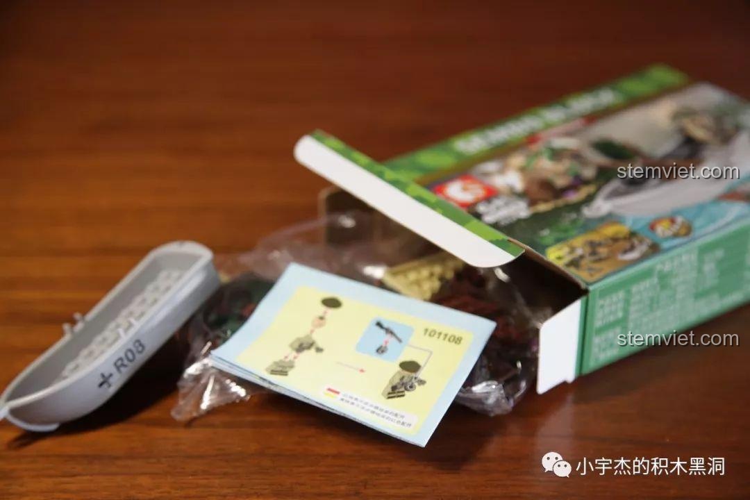 Mở hộp bộ lắp ghép Thuyền tuần tra 101108, bên trong có thân thuyền đúc sẵn, túi chi tiết và sách hướng dẫn.