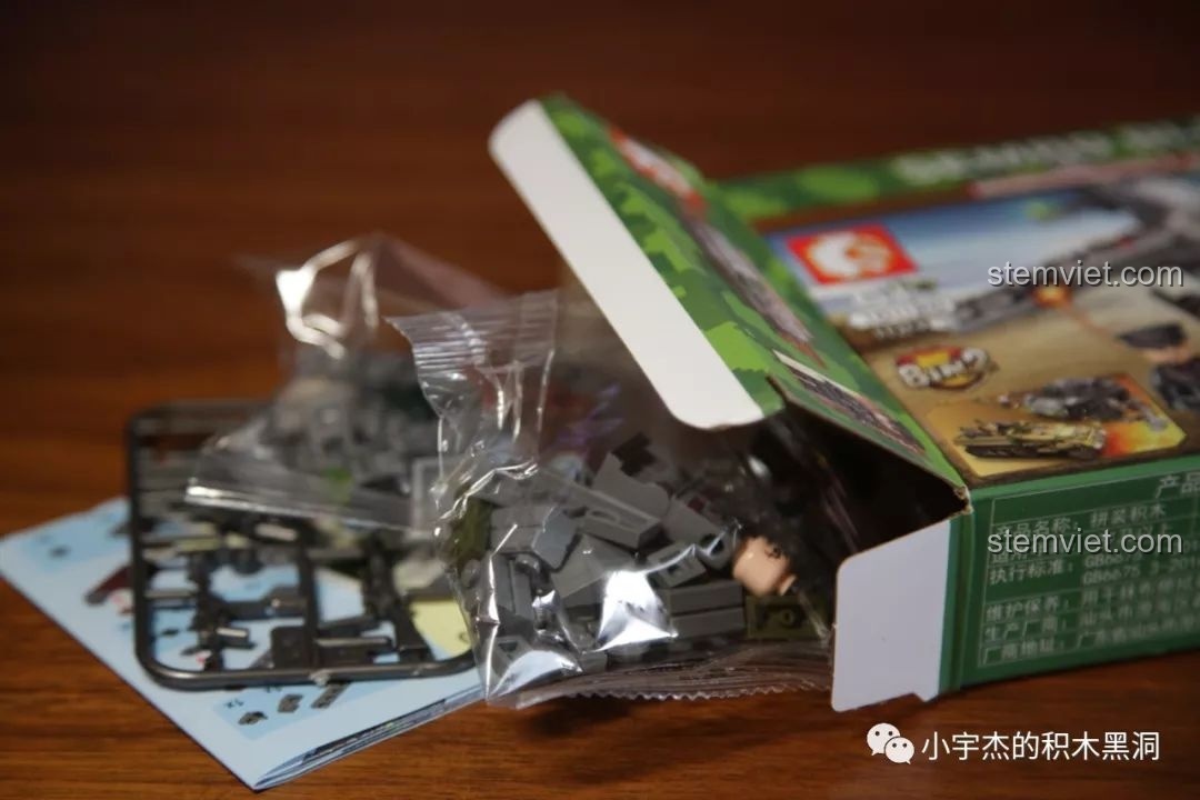 Mở hộp bộ lắp ráp SEMBO 101119, bên trong có các túi nhựa chứa mảnh ghép và sách hướng dẫn lắp ráp chi tiết.