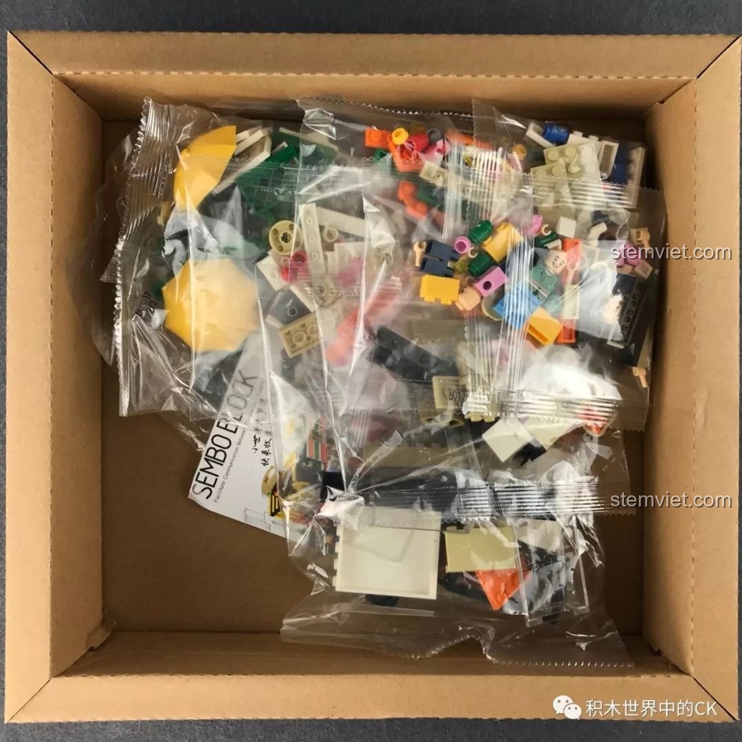 Bên trong hộp là các túi nhựa chứa 320 mảnh ghép của bộ đồ chơi mô hình Cửa hàng tiện lợi mini SEMBO chất lượng cao giá tốt.