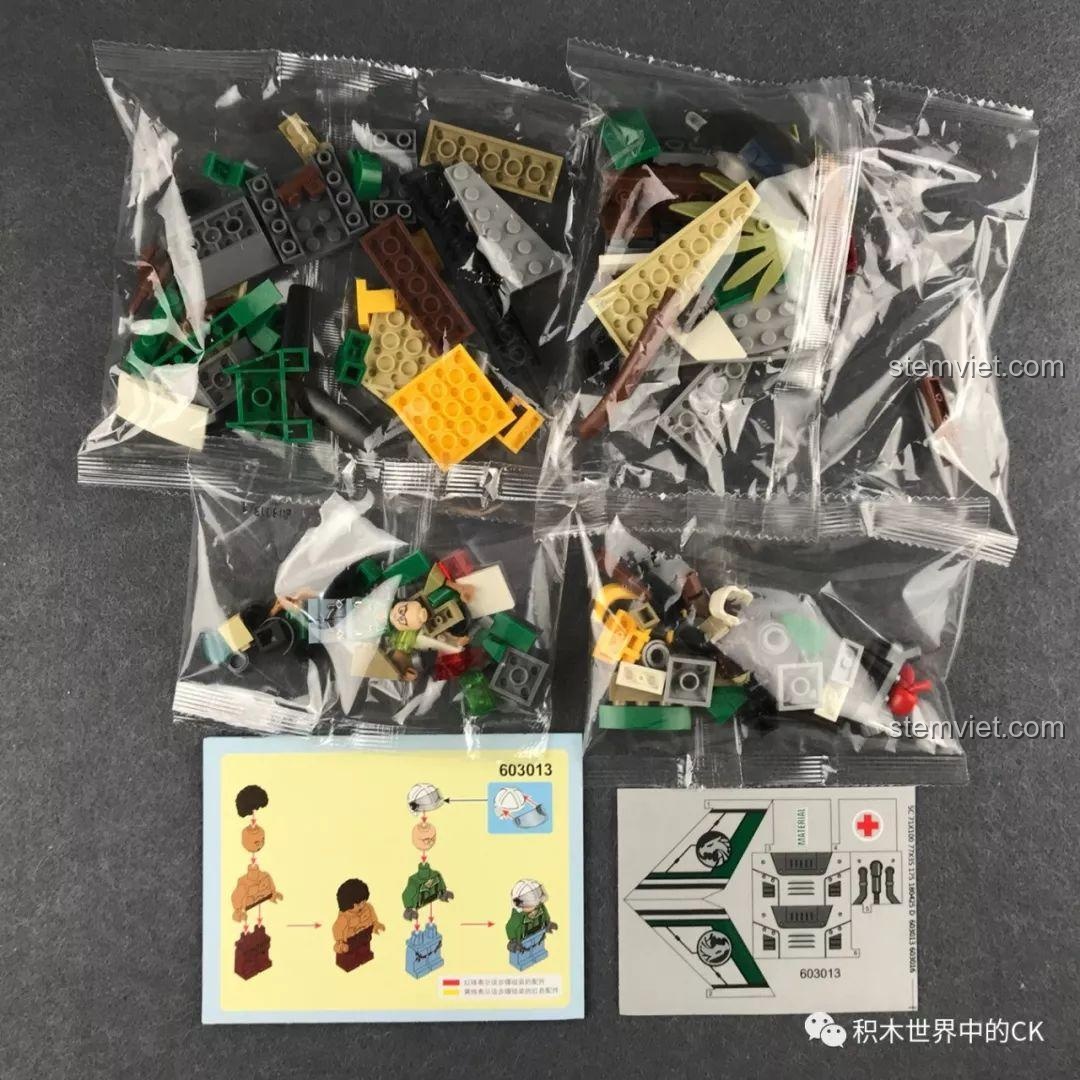 Bên trong hộp SEMBO 603013 Tiếp Tế Sa Mạc, bao gồm các túi mảnh ghép, sách hướng dẫn và decal.