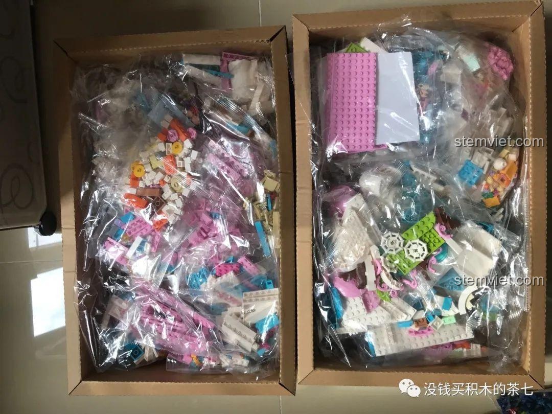 Bên trong hộp lớn là hai hộp carton chứa các túi chi tiết của bộ đồ chơi mô hình Cung Điện Công Chúa SEMBO.