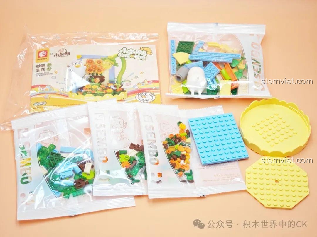 Các túi chi tiết, sách hướng dẫn và đế lắp ráp của bộ SEMBO 612024 Cọ Thần Nở Hoa. Review bộ lắp ráp Duckyo và hoa.
