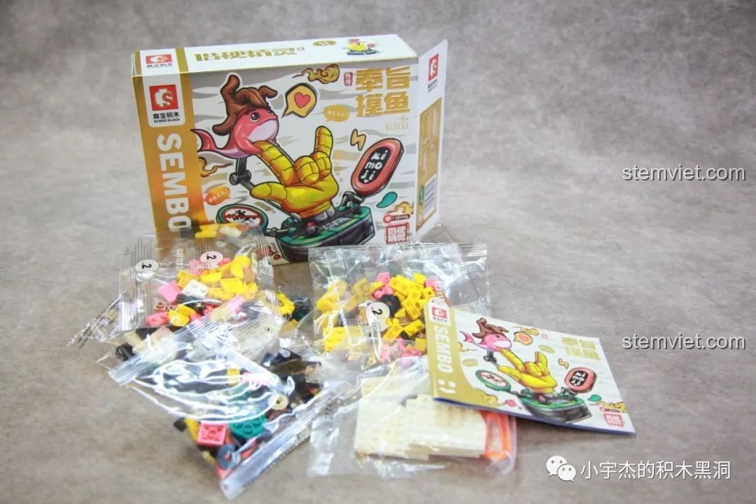 Bên trong hộp SEMBO 613113 là các túi mảnh ghép được phân loại và sách hướng dẫn lắp ráp chi tiết.