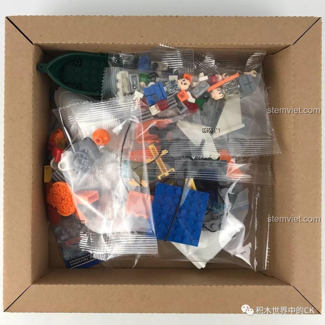 Bên trong hộp đồ chơi xây dựng SEMBO 9551 là các túi chi tiết được niêm phong cẩn thận, chuẩn bị cho quá trình lắp ráp.