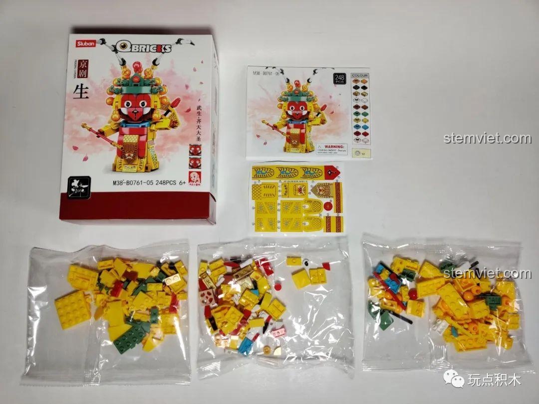 Mở hộp bộ lắp ráp Sluban B0761-05 Kinh Kịch Võ Sinh Tề Thiên Đại Thánh, bao gồm các túi mảnh ghép và sách hướng dẫn.