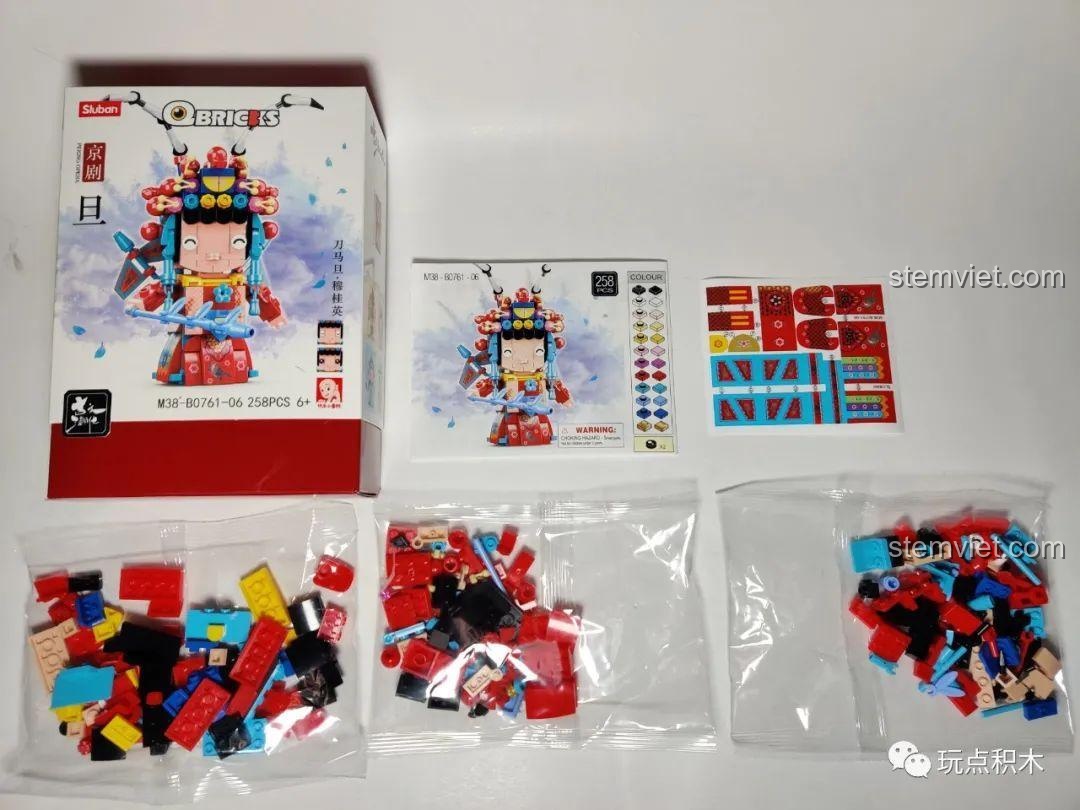 Mở hộp bộ lắp ráp Sluban B0761-06 Kinh Kịch Đao Mã Đán Mộc Quế Anh, gồm các túi mảnh ghép và sách hướng dẫn.