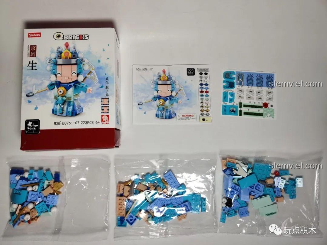 Mở hộp bộ lắp ráp Sluban B0761-07 Kinh Kịch Võ Sinh Triệu Tử Long, gồm các túi mảnh ghép và sách hướng dẫn.
