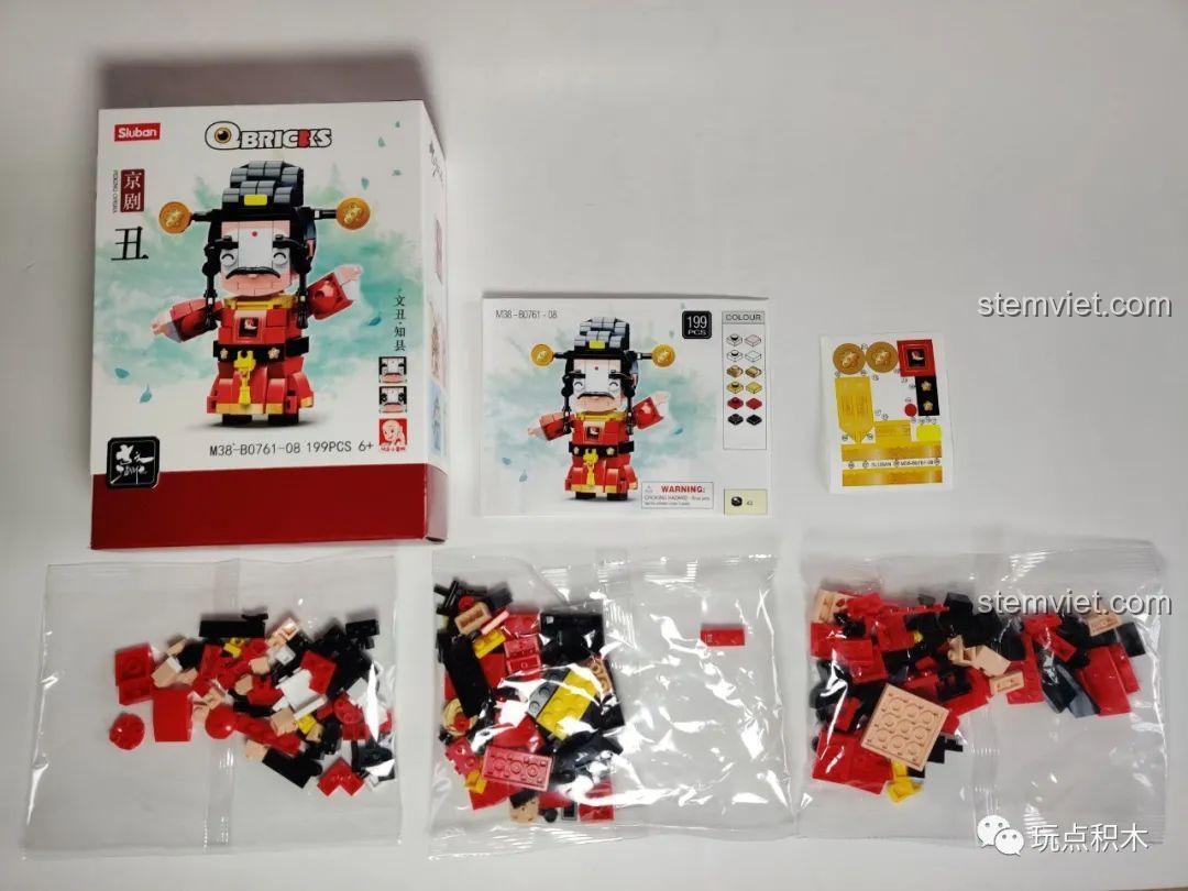 Mở hộp bộ lắp ráp Sluban B0761-08 Kinh Kịch Văn Sửu Tri Huyện, gồm các túi mảnh ghép và sách hướng dẫn.