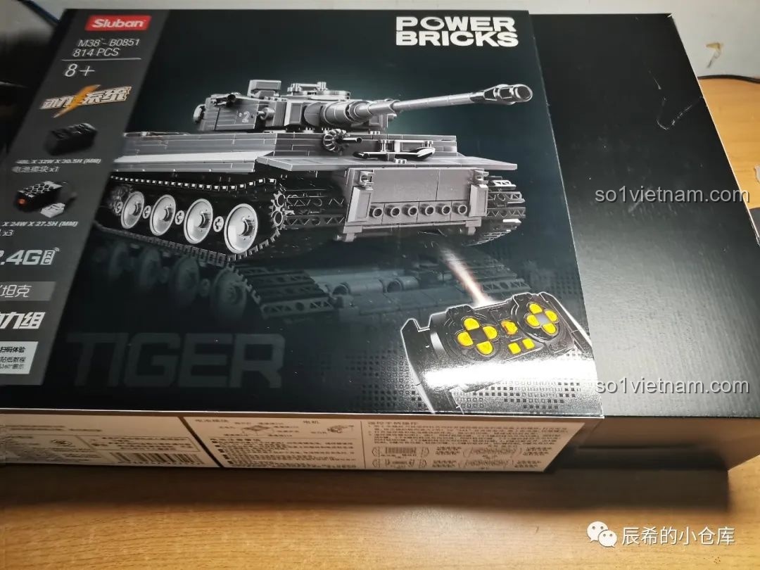 Mở hộp bộ đồ chơi Sluban M38-B0851, bên trong là một hộp đen lớn chứa các thành phần khác.