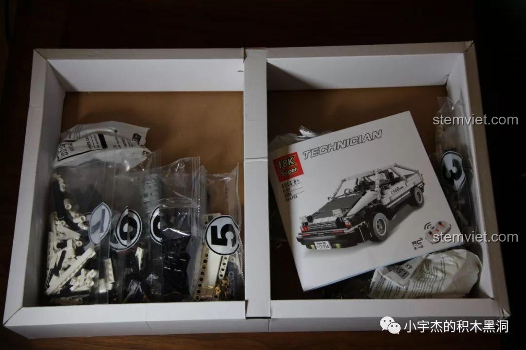 Bên trong hộp bộ lắp ráp Xe đua Toyota AE86 K-81 với các túi chi tiết và sách hướng dẫn.