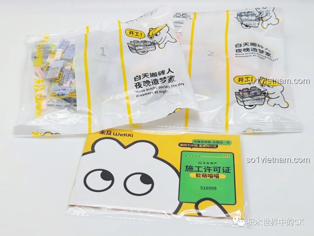 Bên trong hộp Wekki 516908 Túi Xách Mini Mèo Con Dễ Thương, gồm các túi gạch và sách hướng dẫn lắp ráp.