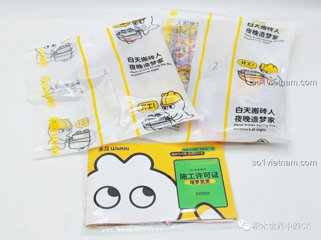 Bên trong hộp Wekki 516910 Tarot Linh Thiêng gồm các túi mảnh ghép và sách hướng dẫn lắp ráp chi tiết.