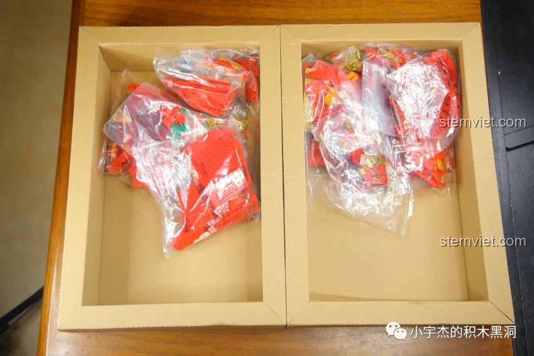 Bên trong hộp lớn là hai hộp carton nhỏ chứa các túi chi tiết của bộ lắp ghép Hộp đựng bánh kẹo Tết C9122.