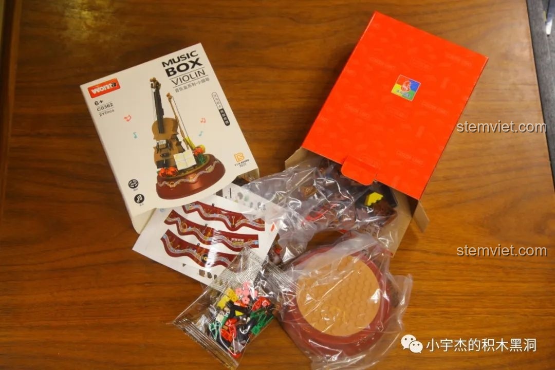 Mở hộp bộ lắp ráp hộp nhạc WOMA C0362 chủ đề đàn violin, với các túi mảnh ghép và phụ kiện bên trong.