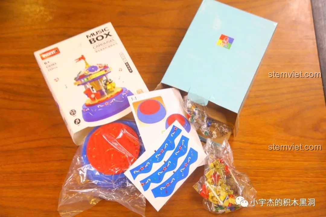 Mở hộp bộ lắp ráp hộp nhạc WOMA C0363 chủ đề vòng quay ngựa gỗ, với các túi mảnh ghép và phụ kiện.