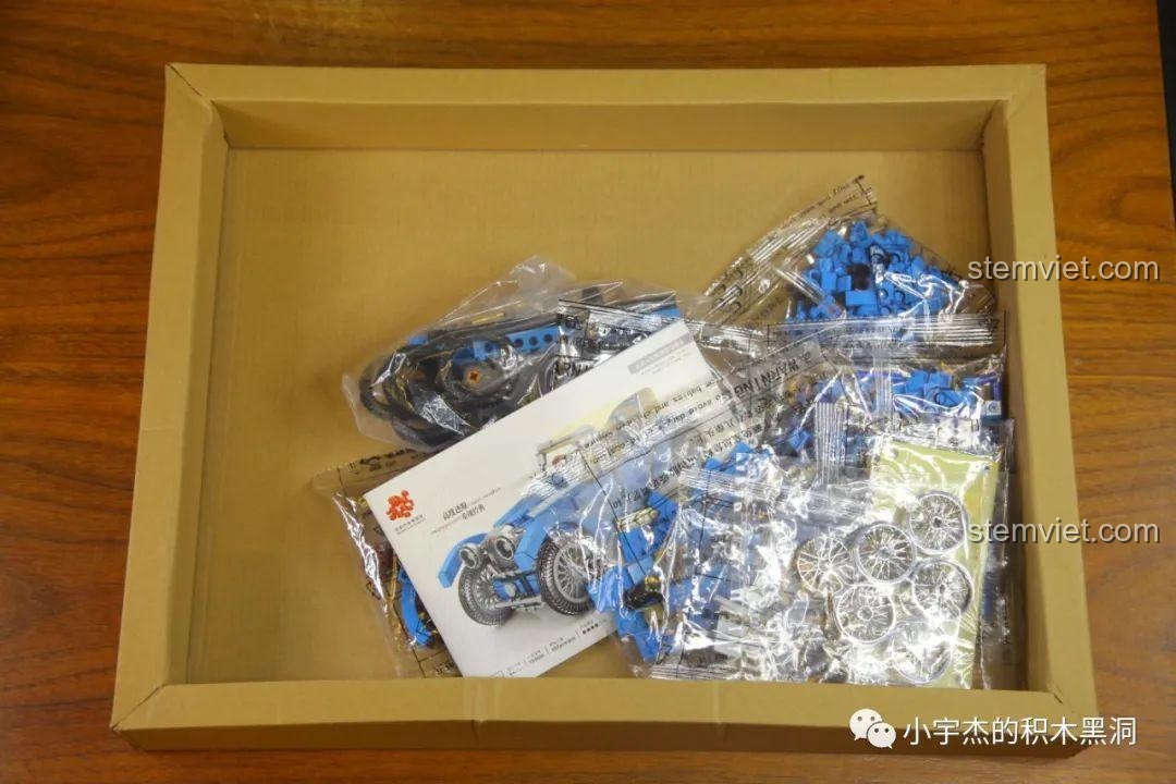 Mở hộp bộ xếp hình Xe hơi cổ điển Pháp Bugatti T38A 705600, các túi chi tiết và sách hướng dẫn được xếp gọn gàng.