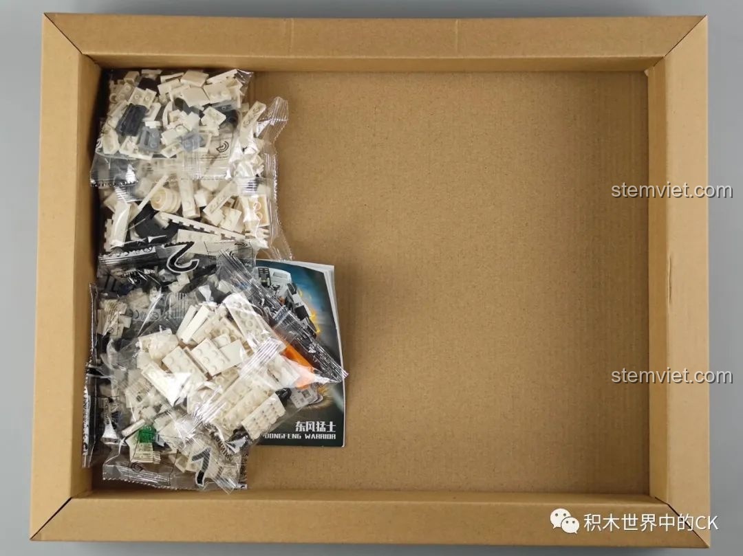 Bên trong hộp đồ chơi Zhegao 0175 Xe chiến đấu biến hình gồm các túi chi tiết và sách hướng dẫn lắp ráp.