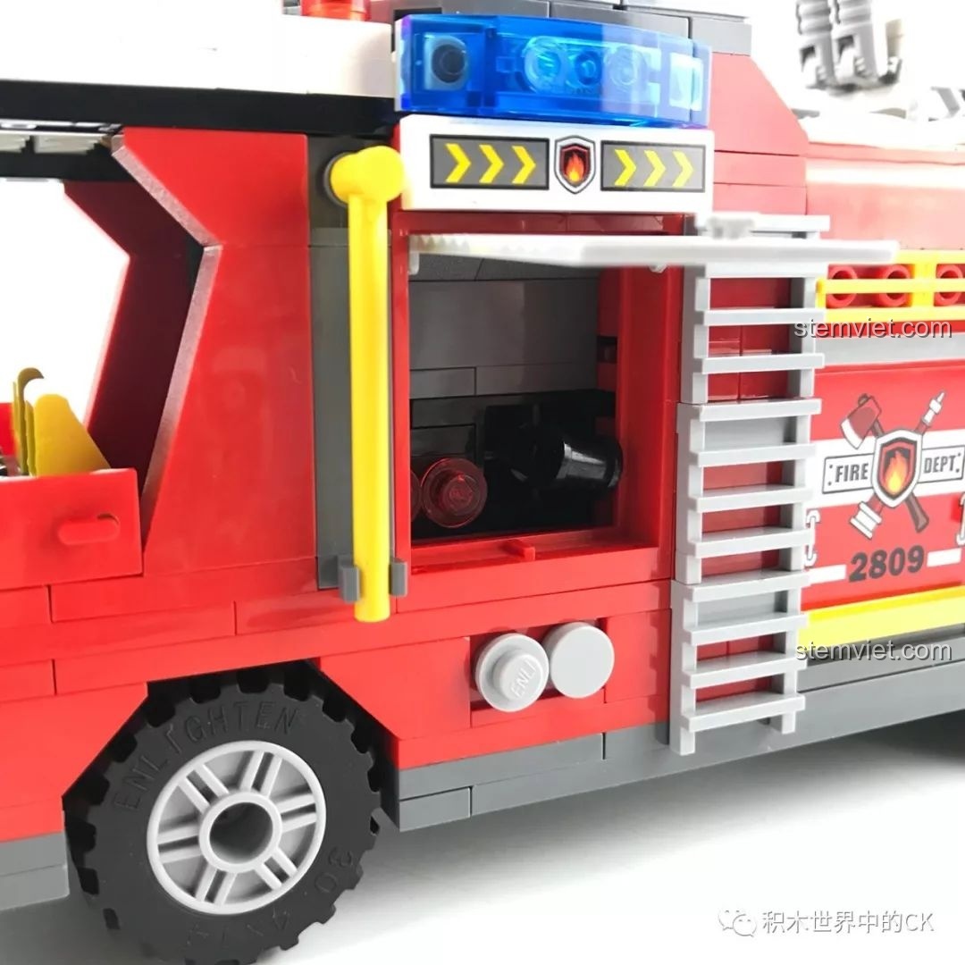 Khoang chứa đồ bên hông xe cứu hỏa QMAN 2809 được mở ra, để lộ các dụng cụ bên trong.