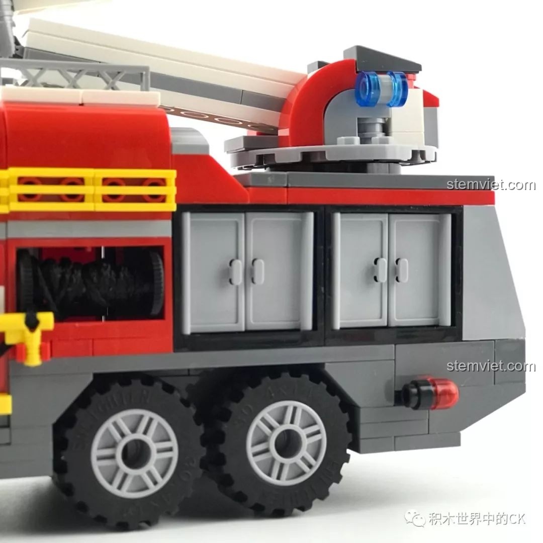 Các khoang chứa đồ ở đuôi xe QMAN 2809 được mở ra, để lộ các bảng điều khiển được dán sticker.