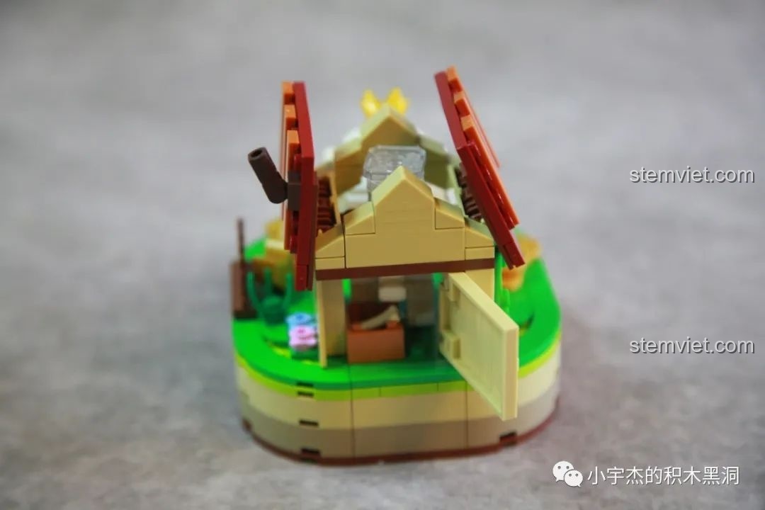 Mái của ngôi nhà SEMBO 613115 có thể mở lên, để lộ viên gạch phát sáng và không gian bên trong.