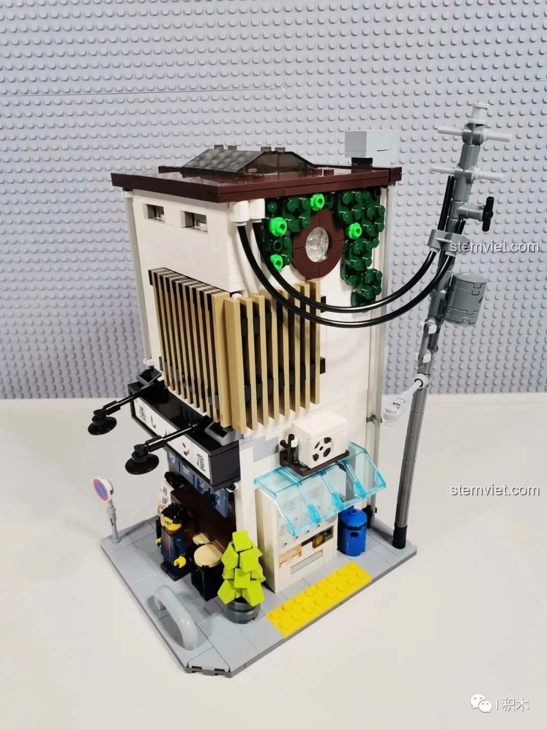 Mặt sau của mô hình CaDA C66006 Nhà Bánh Bao Nhật Bản có thể mở ra